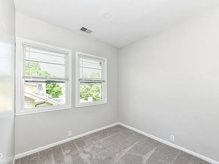 321 E 31st St — Photo 5