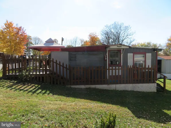41 Three Hot Dog Rd, Falling Waters, WV 25419