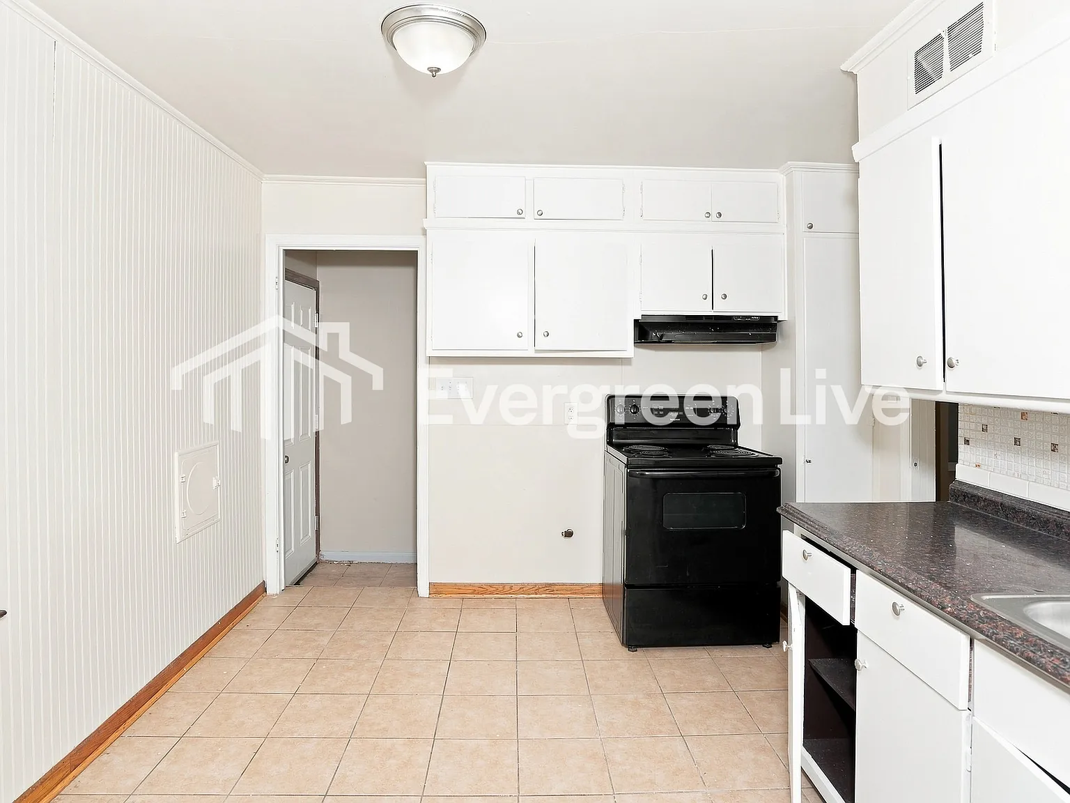 3 bed, 1.0 bath, 994 sqft, $1,545 — Photo 2