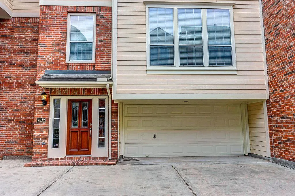 3 bed, 2.5 bath, 1919 sqft, $2,800 — Photo 2