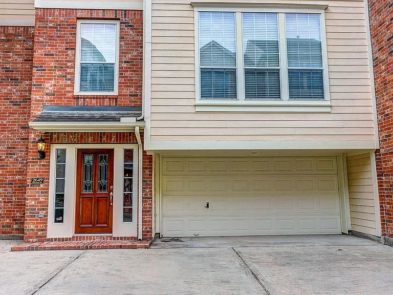 2649 Helena St — Photo 2