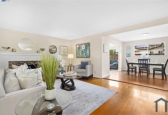 3rd image of 25655 Calaroga Ave