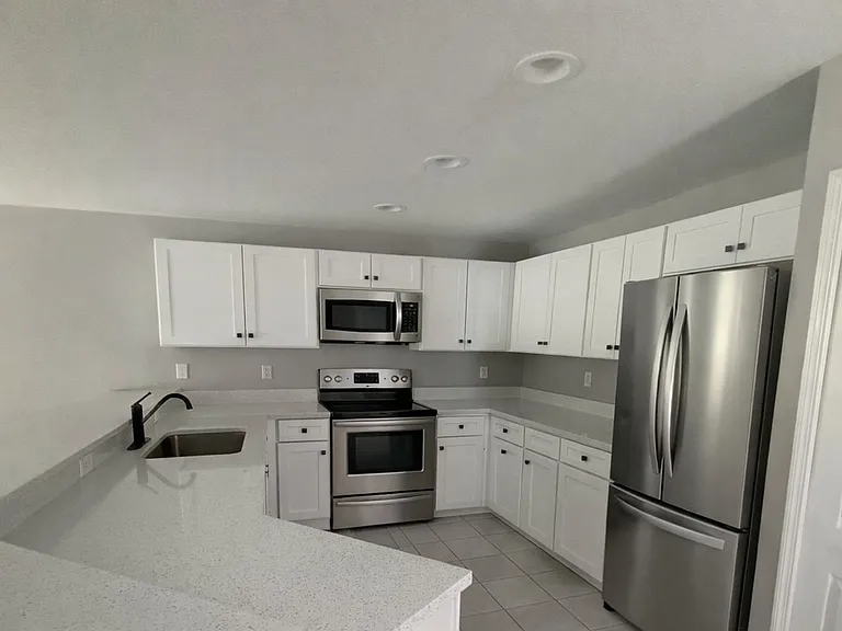 930 Ainsworth St W — Photo 1