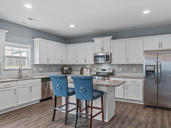 3rd image of 1017 Milkweed Ct