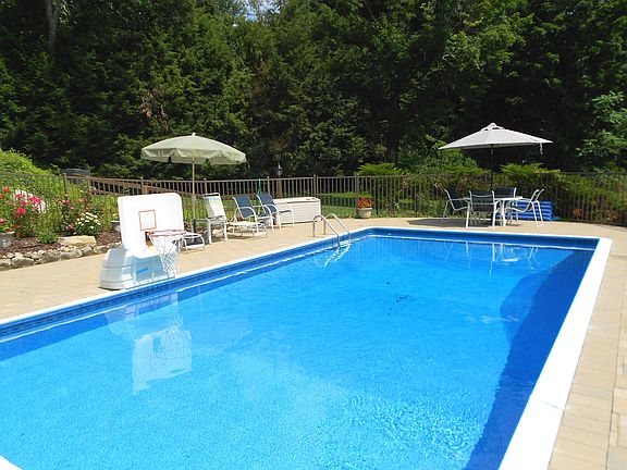 2nd image of 16 Dunhill Dr