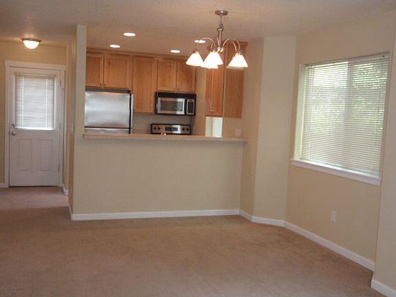 3rd image of 2736 Rossiter Ln