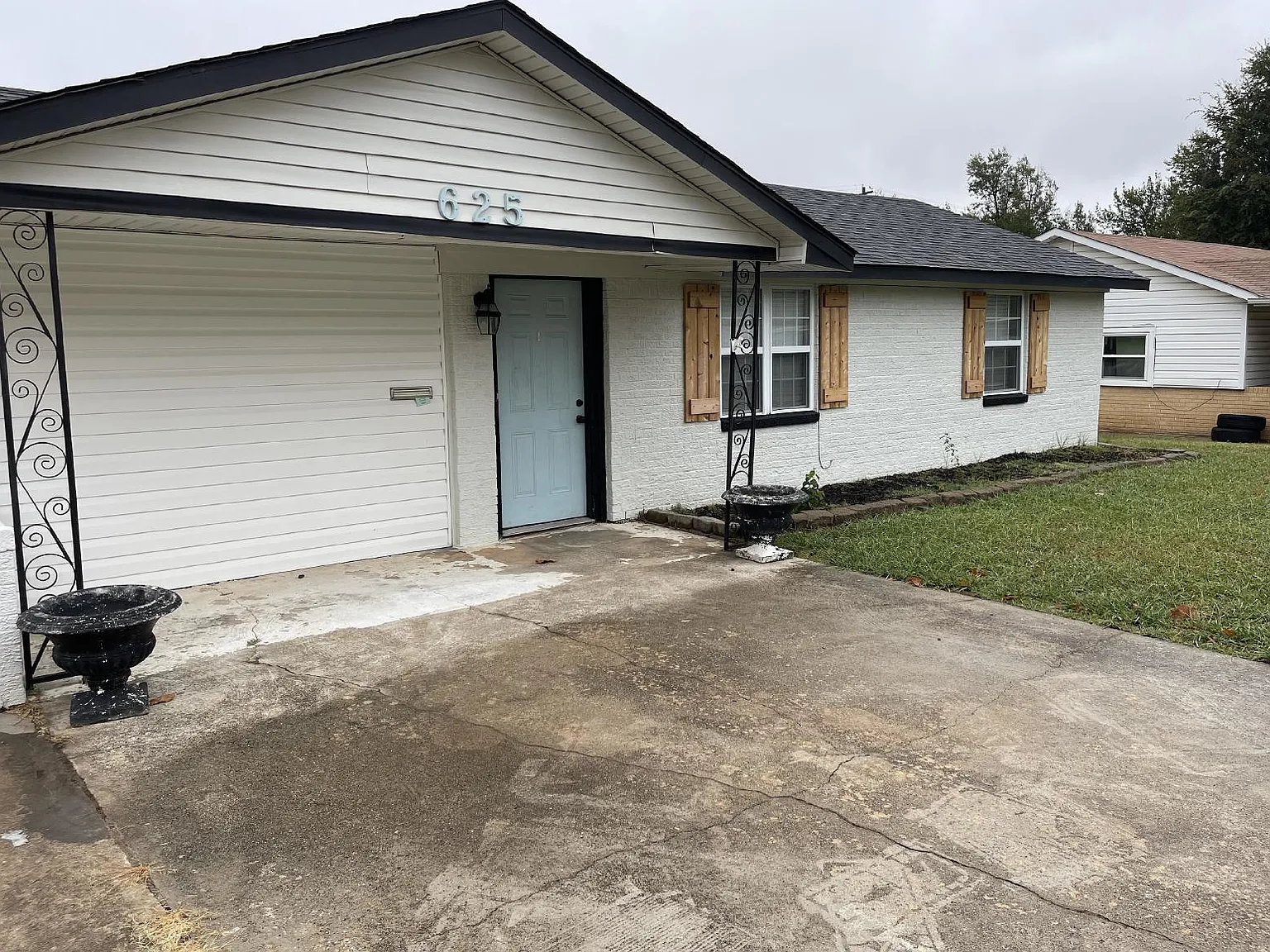 3 bed, 1.0 bath, 929 sqft, $1,050 — Photo 2