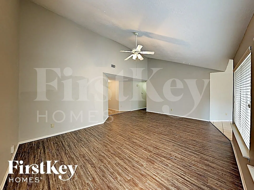 3 bed, 2.0 bath, 1378 sqft, $1,930 — Photo 2
