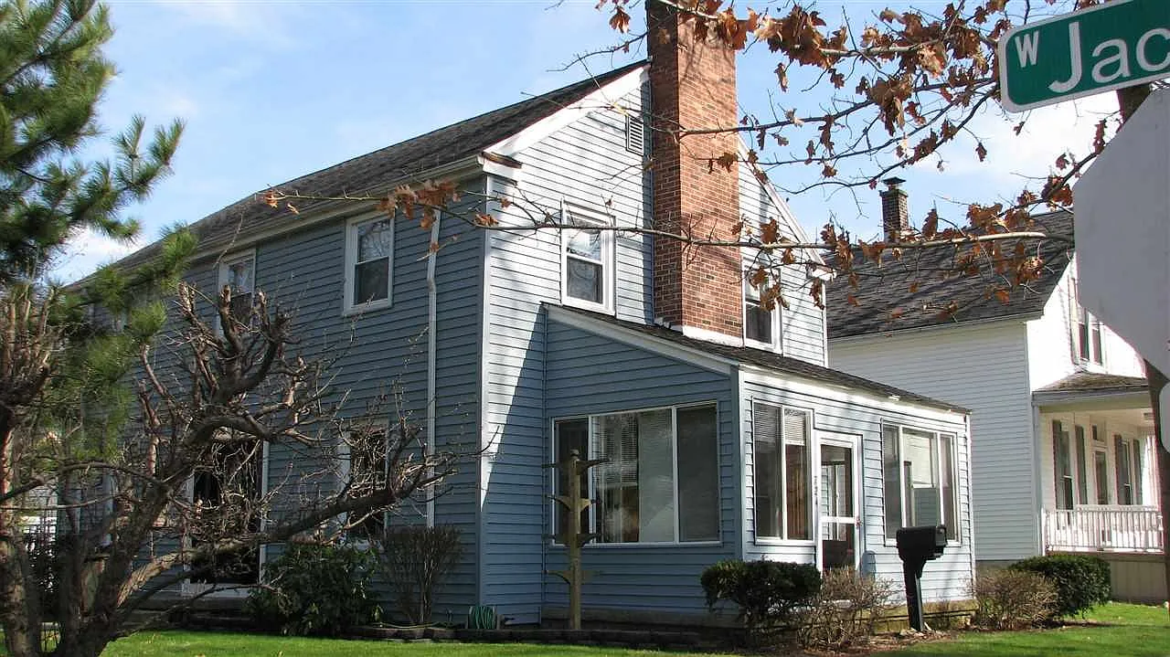 724 N Center St photo 1