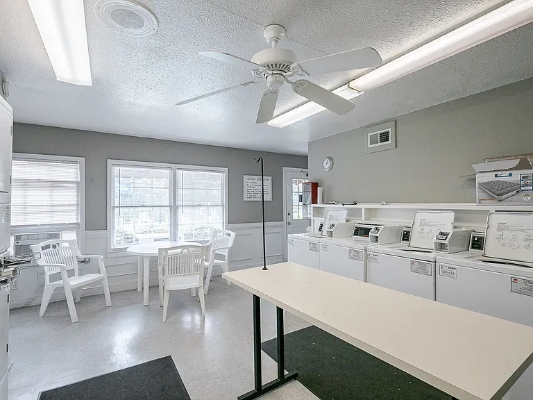 Chateau Apartments — Photo 6