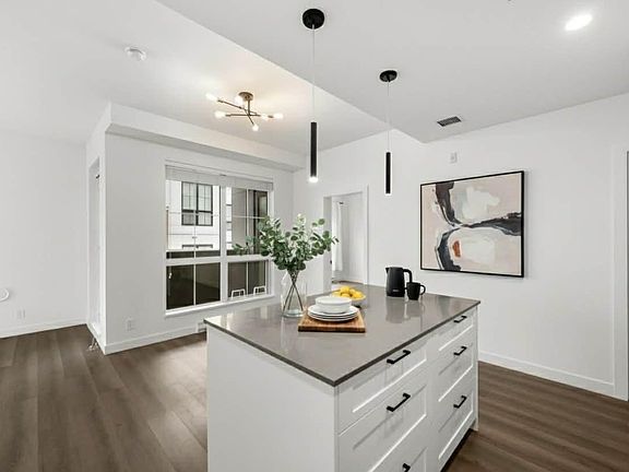 5th image of 20052 83a Ave #403