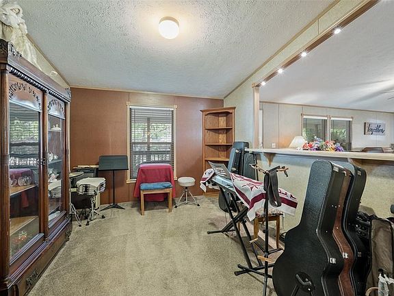5th image of 199 Thunderbird Dr