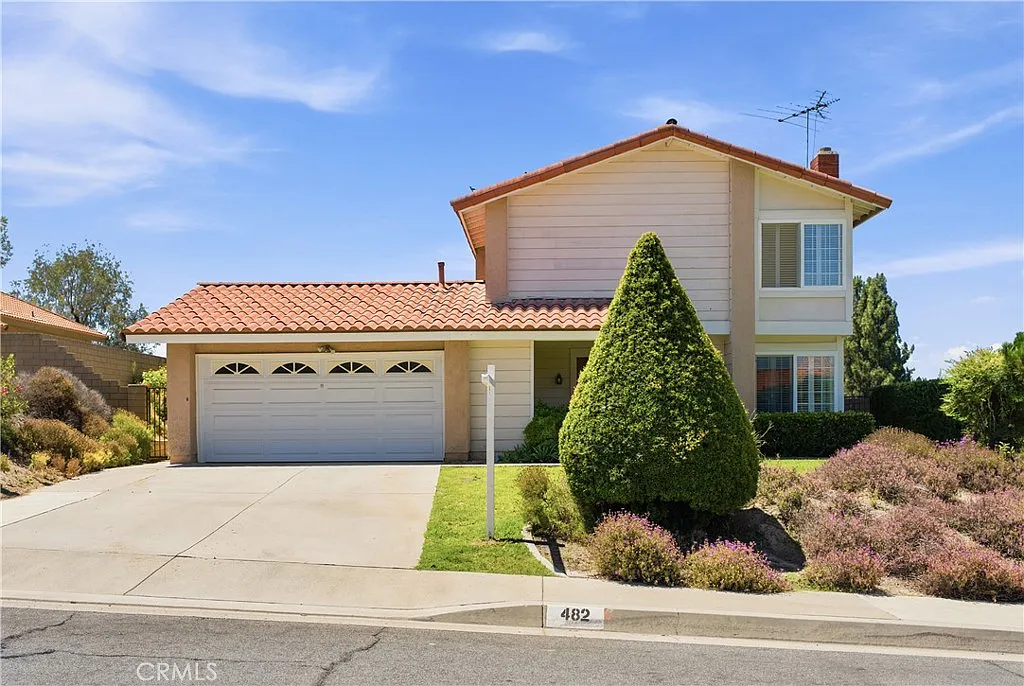 4 bed, 1756 sqft, $3,950 — Photo 2