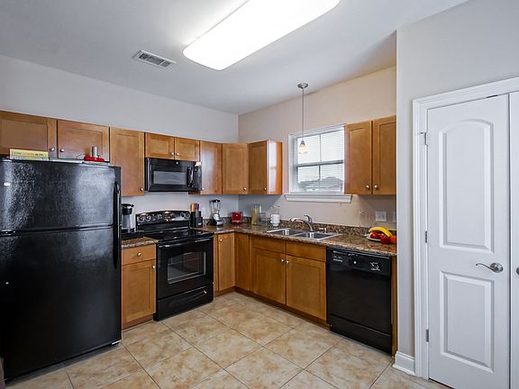 4th image of 401 10th St