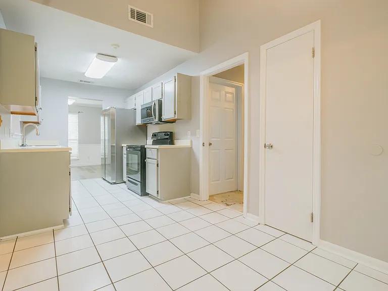 655 Osprey Dr — Photo 2