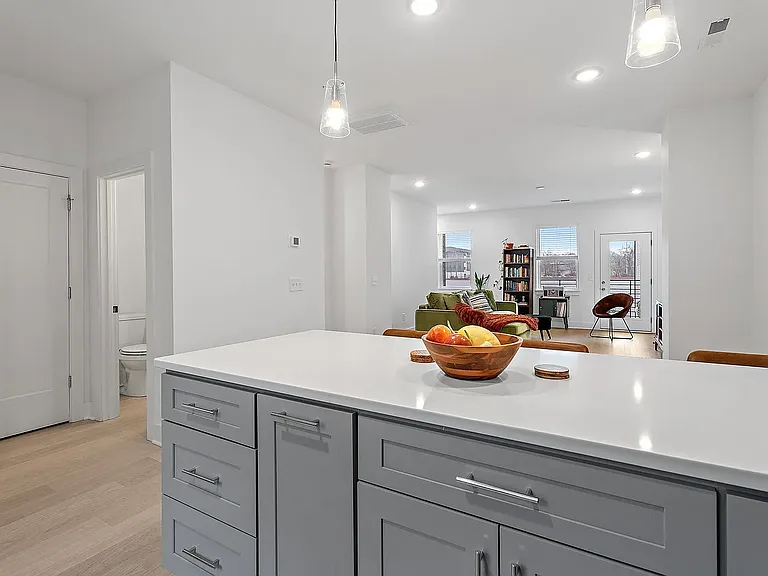 550 Markham St #4 — Photo 16
