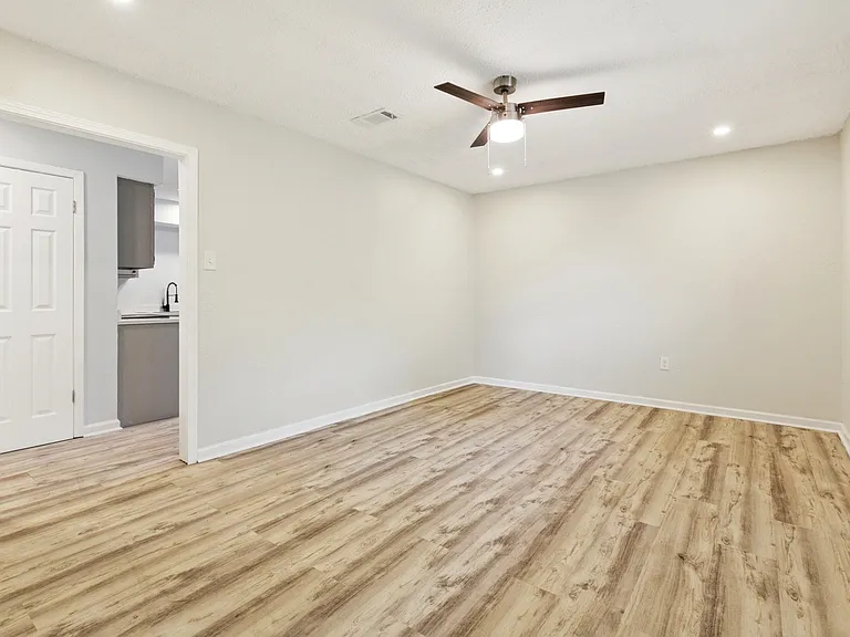 1075 Tallow Tree Ln — Photo 3