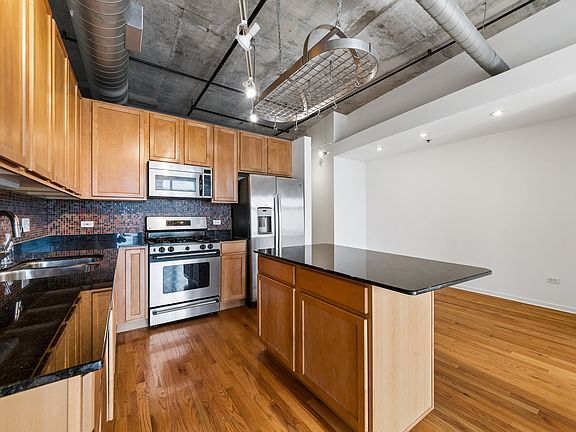 3rd image of 933 W Van Buren St APT 811