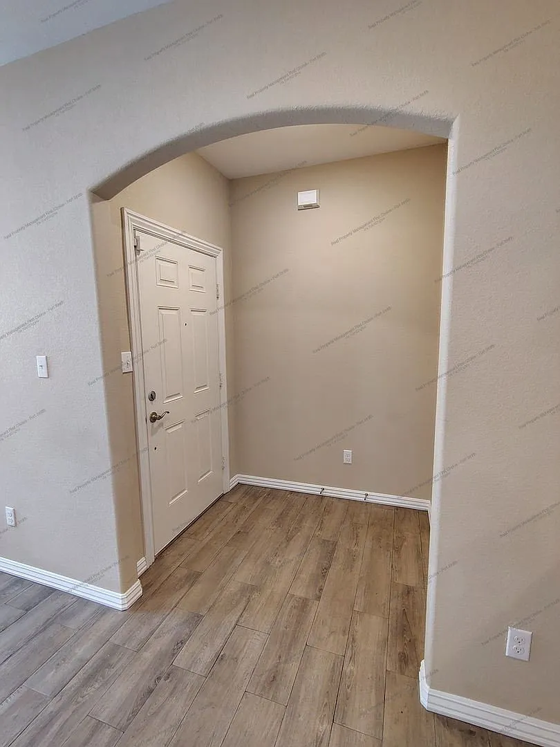3 bed, 2.0 bath, 1400 sqft, $1,599 — Photo 2