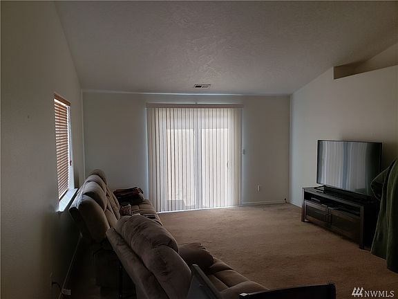 3rd image of 1415 E Crossroads Dr