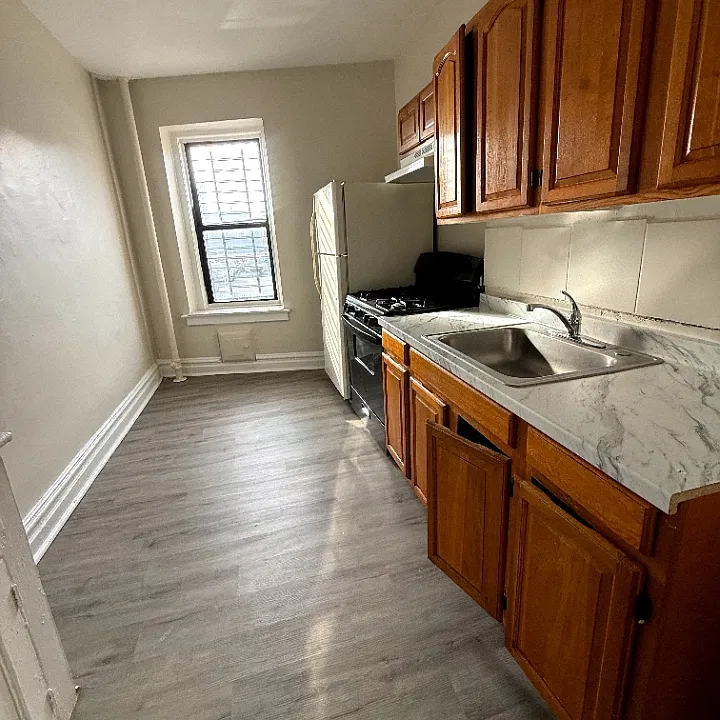 160 Ellis Ave #4