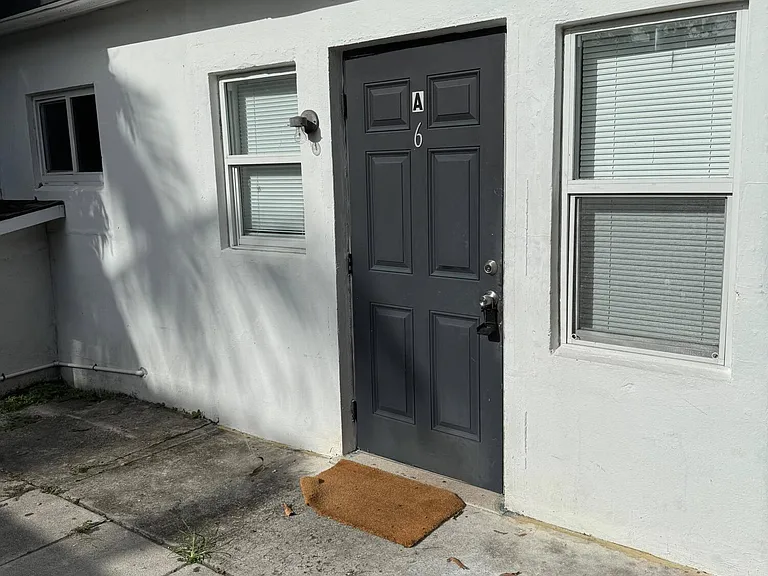 1960 SW 41st Ave #6A — Photo 1