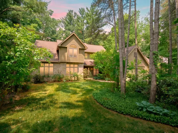 5434 Saddle Club Dr, Kalamazoo, MI 49009