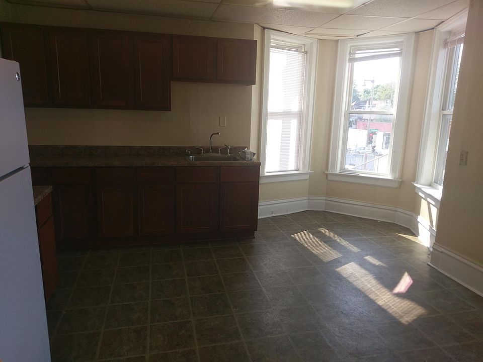 2nd image of 2864 N Oakland Ave
