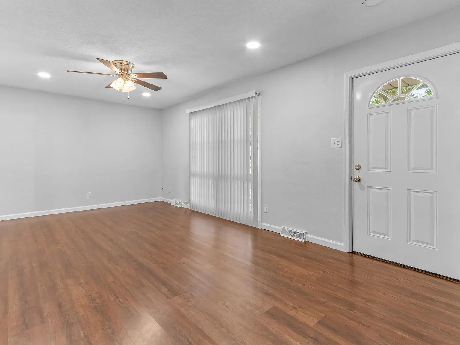 4 bed, 1228 sqft, $2,150 — Photo 2