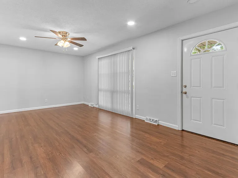 2124 Jeffrey Dr — Photo 2