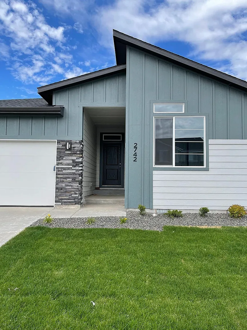 4 bed, 2025 sqft, $7,000 — Photo 2