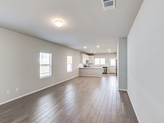 4th image of 205 Tall Grass Dr