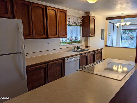 4th image of 356 SE Alder St
