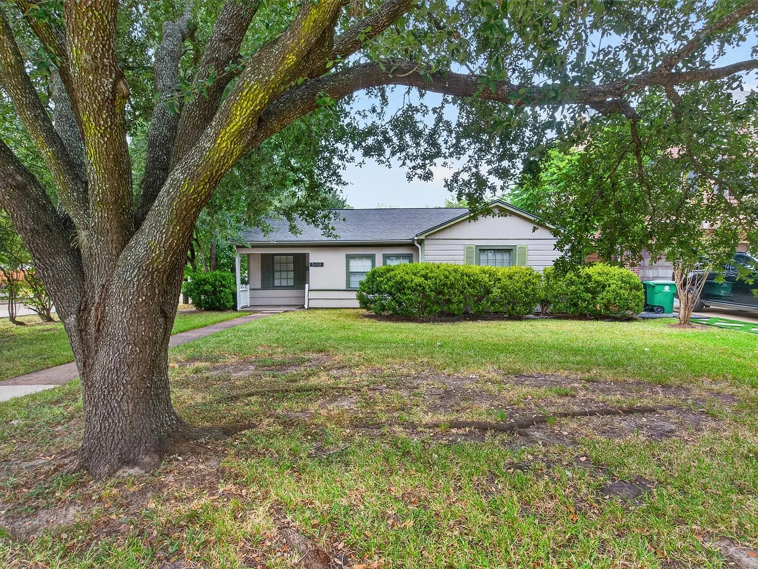 3 bed, 1.0 bath, 1326 sqft, $2,200 — Photo 3
