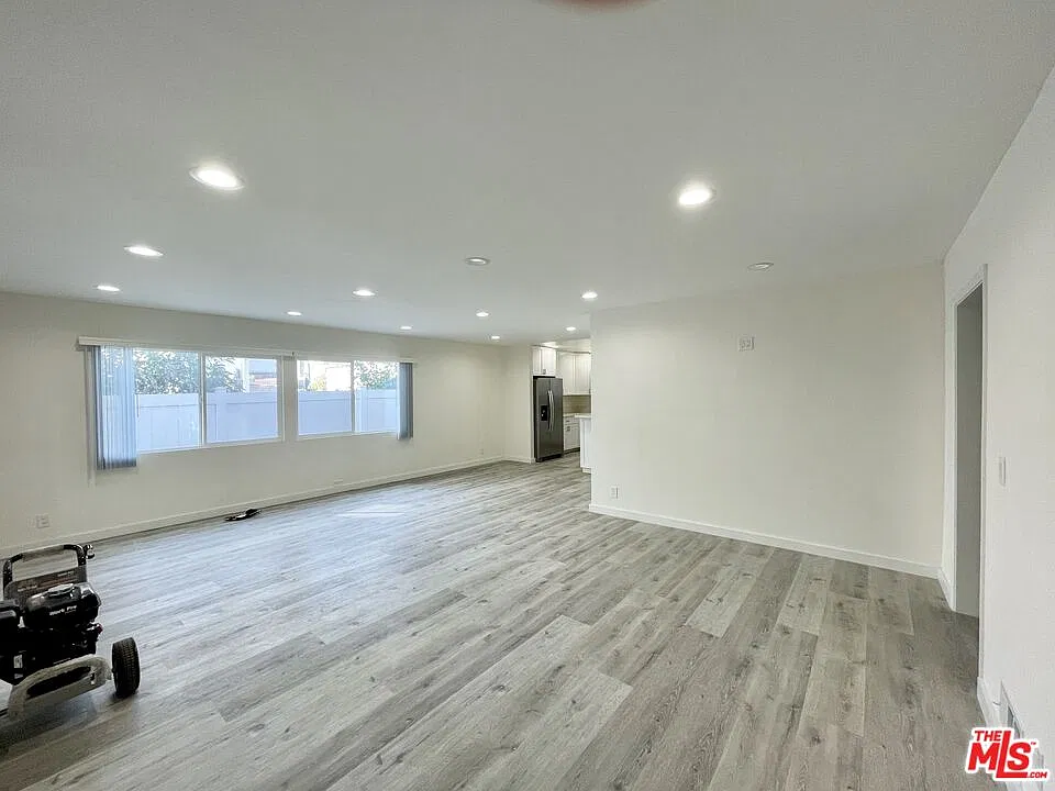 1118 S Holt Ave — Photo 2