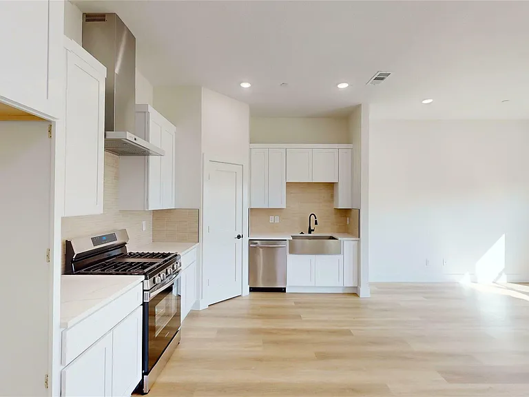 4416 Fatima Dr — Photo 6