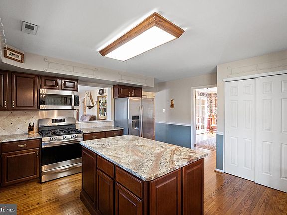 3rd image of 101 Clover Leaf Ln