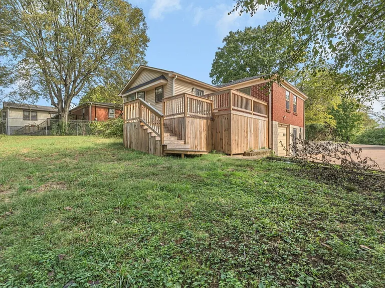 314 Woodberry Dr — Photo 2