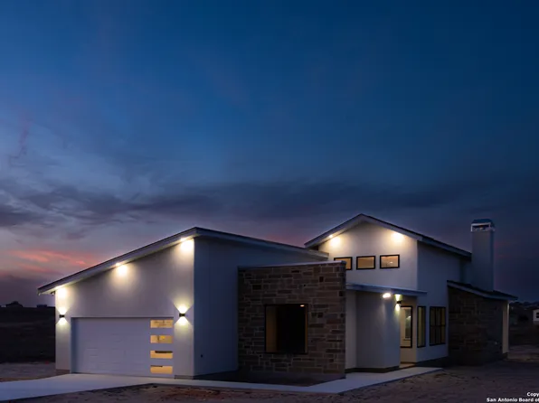 206 Colonial Ln, La Vernia, TX 78121