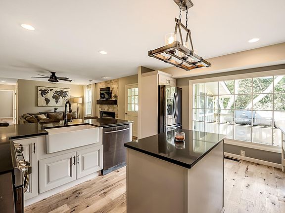 4th image of 609 Oakwood Ter