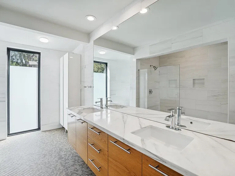 3927 Balcones Dr — Photo 7