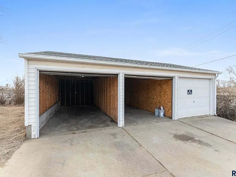 1409 E Nye St — Photo 7