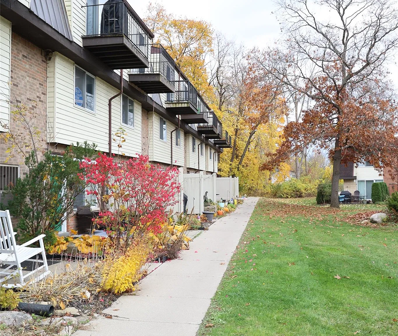2 bed, 1.5 bath, 897 sqft, $1,350 — Photo 1