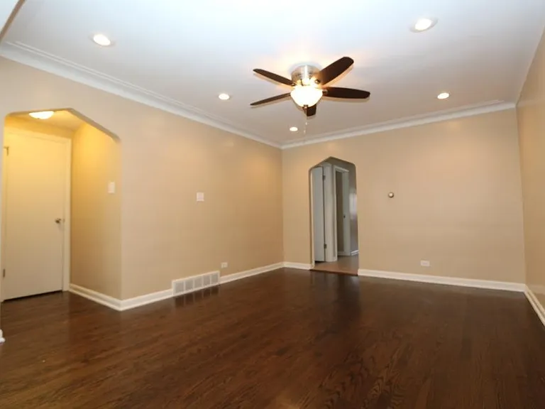8553 S Oglesby Ave — Photo 5