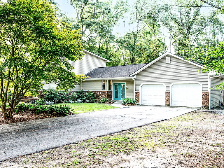 512 Haywood Creek Dr — Photo 2