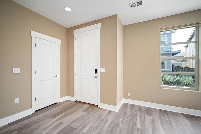3 bed, 2.5 bath, 1560 sqft, $3,250 — Photo 3