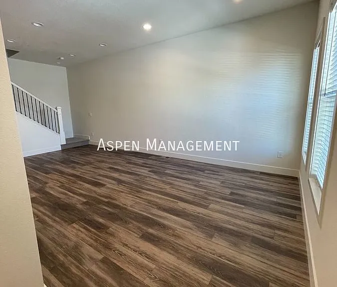 2215 Village Green Way — Photo 8