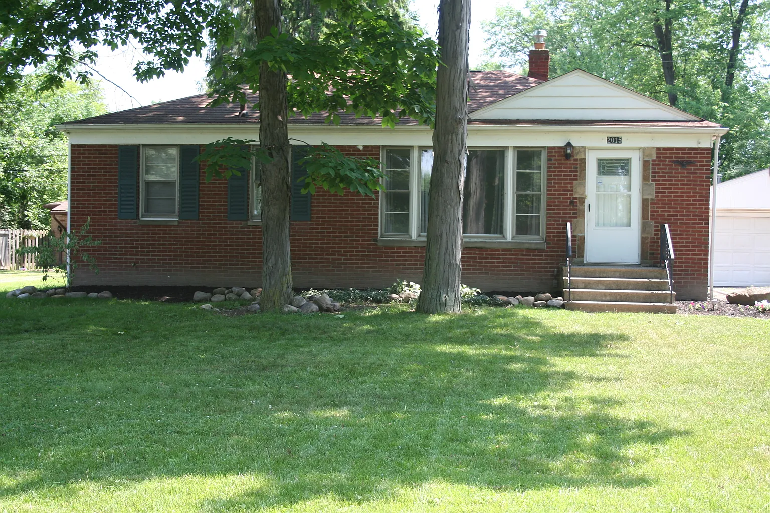 2015 Julia Ave photo 1