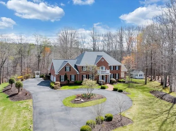 305 Hunt Woods Dr, Martinsville, VA 24112