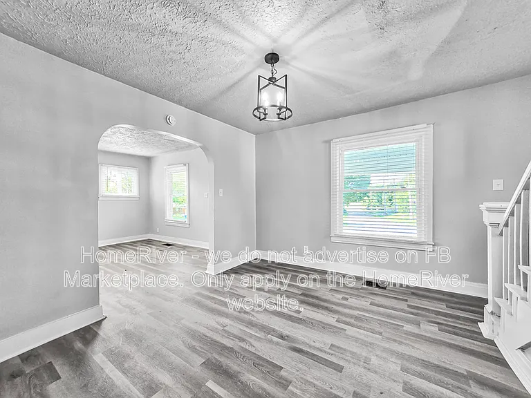 2304 Rockford Ln — Photo 2